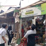 Kegiatan Pemasangan Mesin Kamera didepan warung Bu RT