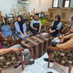 Sosialisasi mengenai pendataan warga kepada Pak Budi selaku Sekretaris RW13 Sekeloa